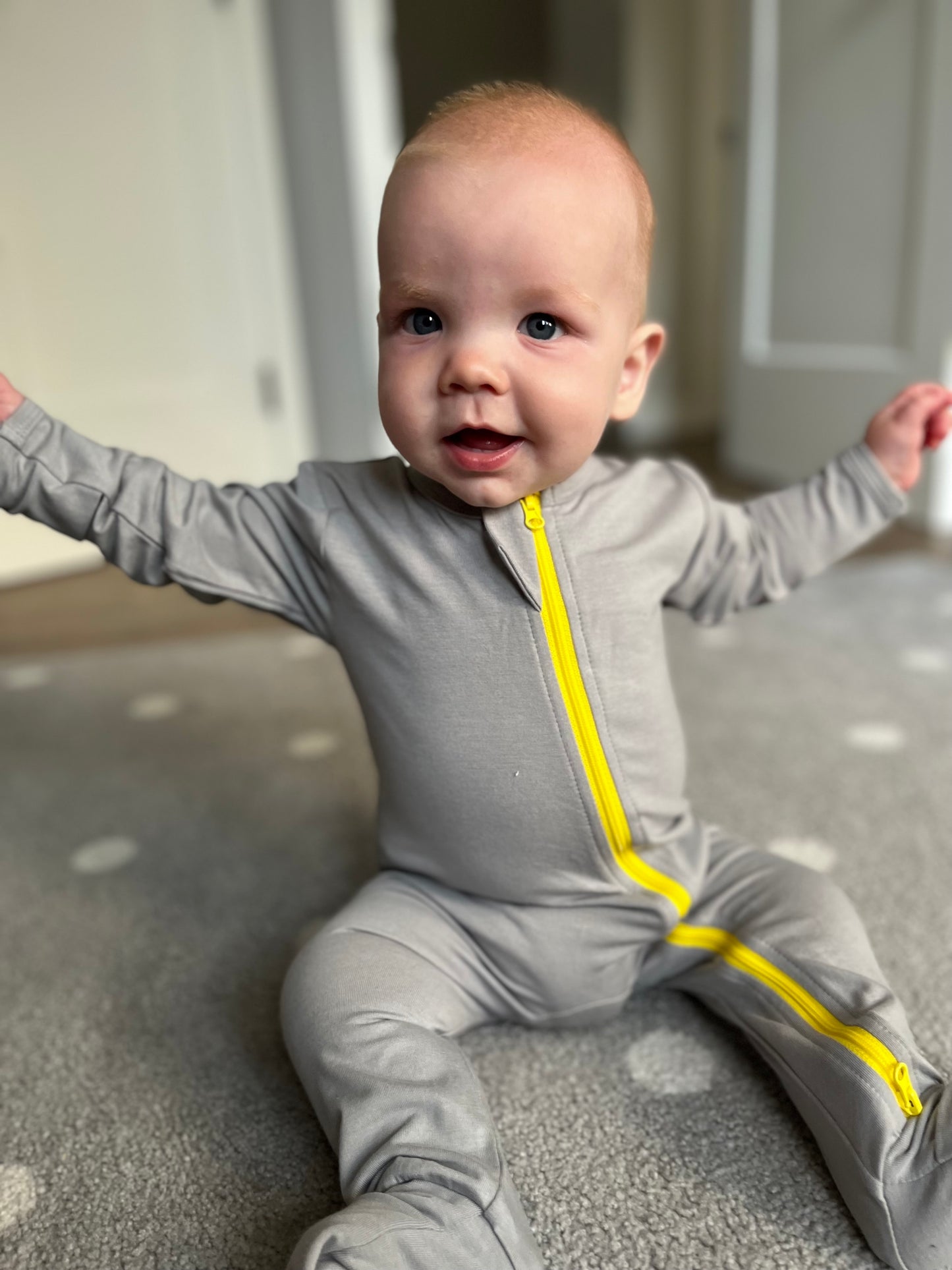 Baby romper - Grey with yellow zipper